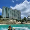 Jeunes-filles-dans-les-eaux-turqoise-de-Sint-maarten
