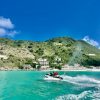 Jet-ski-grand-case-dans-les-eaux-turquoises